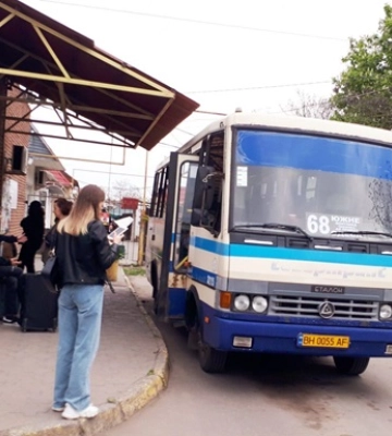 Водій не закрив двері: на Одещині жінка випала з маршрутки під час руху та отримала травми