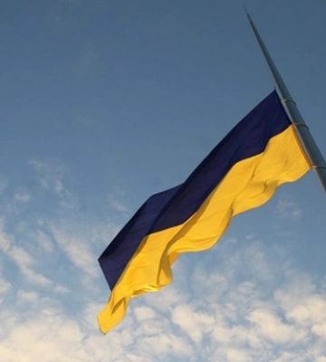 В Киеве поврежден самый большой флаг Украины В Киеве поврежден самый большой флаг Украины