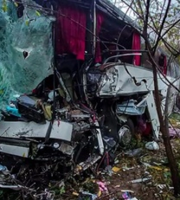 На Закарпатті фура врізалась в автобус, є загиблі: фото і деталі ДТП