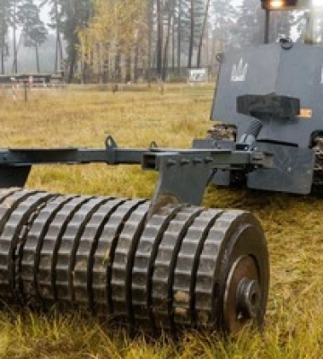 Простий у обслуговуванні і використанні: на Харківщині презентували новий автомобіль для розмінування, кадри