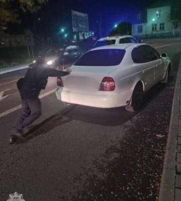 В Ужгороді поліція під час патрулювання помітили автомобіль Daewoo серед проїжджої частини: незволікаючись кинулись до неї