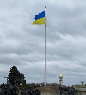 Негода у Києві пошкодила найбільший прапор України