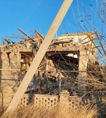 Рашисты ночью сбросили 4 КАБа на Новоберислав на Херсонщине, повреждены дома. ФОТОрепортаж