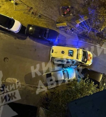 У Києві жінка викинулася з 4-го поверху: подробиці