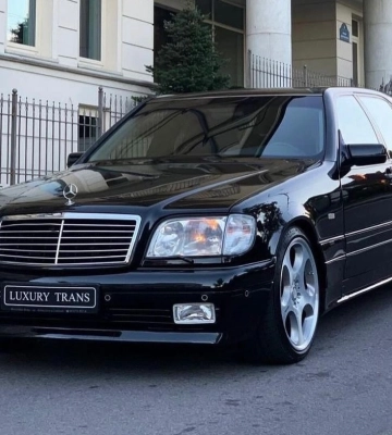 Эксклюзив из 90-х: в Киеве заметили редчайший 580-сильный Mercedes S-Class W140 
