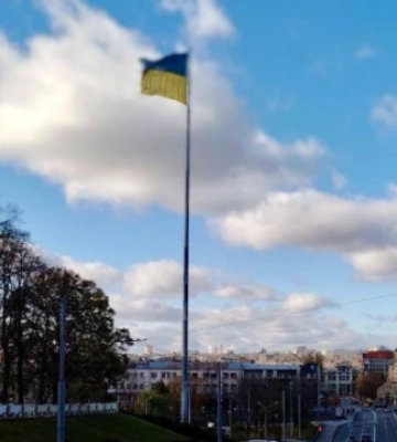 У Харкові відновили пошкоджений вітром прапор на стометровому флагштоку