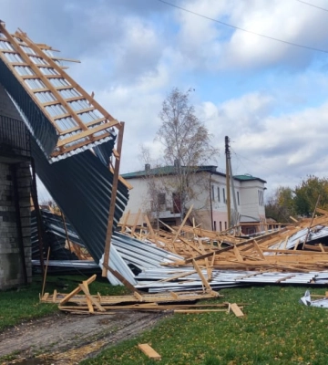 На Полтавщині вітром зірвало дах кінотеатру 