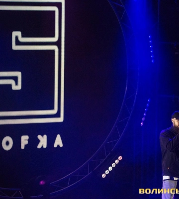 «Будем бить вас за «Азов» і Бучу…» У Луцьку репер SKOFKA зібрав солдаут та назбирав 117 тисяч на ЗСУ. Фоторепортаж