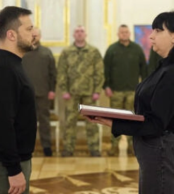 Президент Зеленський вручив орден "Золота Зірка" дружині полеглого полтавця Президент Зеленський вручив орден "Золота Зірка" дружині полеглого полтавця