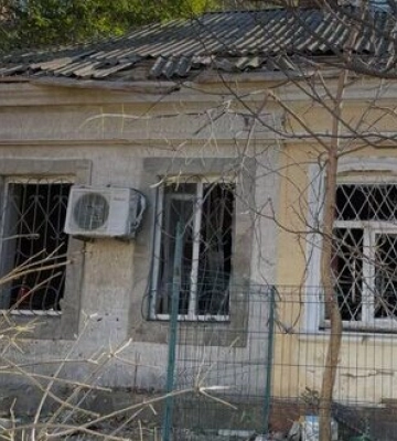 Унаслідок обстрілу окупантами Центрального району Херсону постраждала жінка