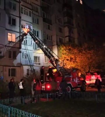 У Горішніх Плавнях в багатоповерхівці загорілася квартира: вогнеборці під час пожежі врятували 4 людей з них 2 дітей