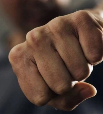 У Дніпрі чоловіка побили й пограбували в квартирі дівчини, з якою він познайомився в інтернеті