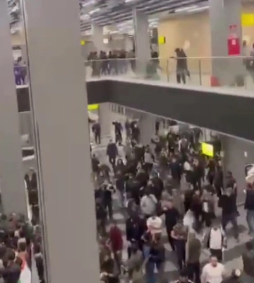 Протестуют против приезда евреев из Тель-Авива: в столице Дагестана толпа пыталась снести ограждение аэропорта