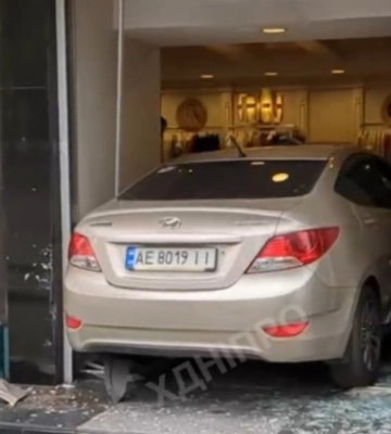 У Дніпрі водійка через двері на авто заїхала у дитячий магазин: відео