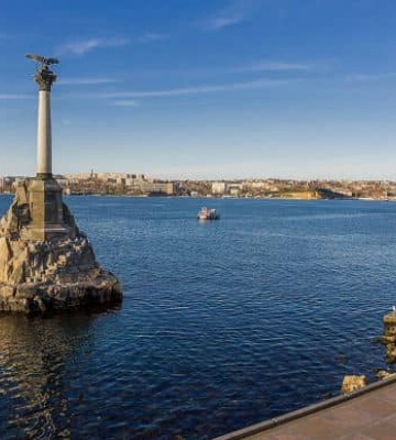 В Севастополе сообщили о громких взрывах: Крымский мост закрыли