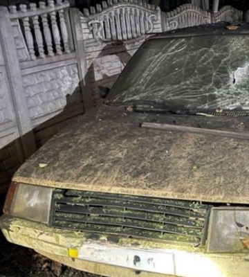 На Дніпропетровщині уламки збитих ракет пошкодили будинки та автівку