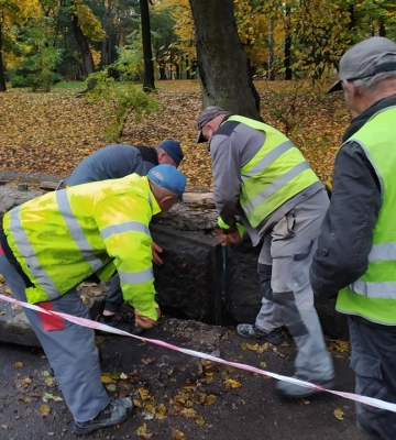 У Рівному ремонтують гранітні плити, які могли впасти на перехожих