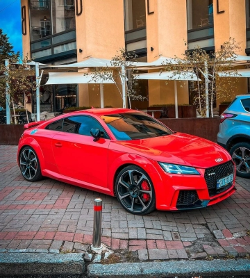 Компактная ракета: в Киеве заметили яркий заряженный спорткар Audi 