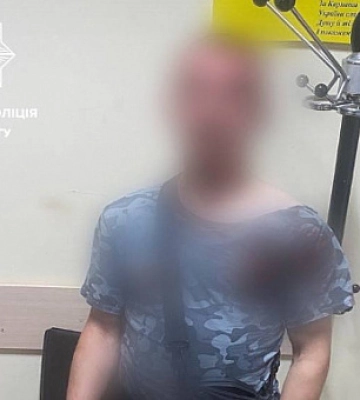 У Кривому Розі патрульні затримали чоловіка за підозрою у пораненні вітчима ножем