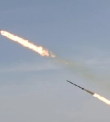 Росіяни вдарили ракетами по судноремонтному заводу в Одеському районі, є постраждалі