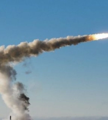 Росіяни завдали ракетного удару по судноремонтному заводу на Одещині: постраждало двоє людей