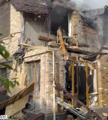 Окупанти вдарили по середмістю Херсона: є постраждалі (відео)