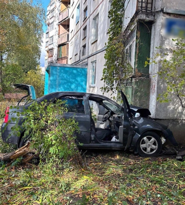 У Харкові автомобіль в’їхав у стіну будинку, загинув водій