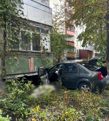 У Харкові авто врізалося в будинок: водій загинув, пасажирки в лікарні 