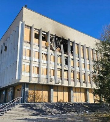 Унаслідок обстрілу в одній з бібліотек Херсону спалахнула пожежа. ФОТОрепортаж