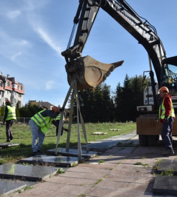 На Марсовому полі у Львові почали демонтаж меморіальних плит з 3400 прізвищами радянських військових