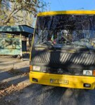 Россияне обстреляли маршрутку в Херсоне, одна из раненых в тяжелом состоянии – фото