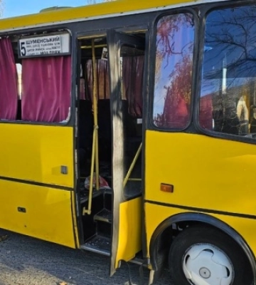 Військові РФ обстріляли маршрутний автобус у Херсоні, є поранені