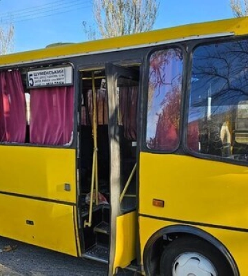Окупанти обстріляли автобус у Херсоні, є постраждалі: одна з поранених у тяжкому стані. Фото