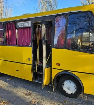 Рашисти обстріляли маршрутне таксі у Херсоні, є поранені