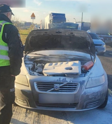У Києві на Кільцевій дорозі загорівся автомобіль