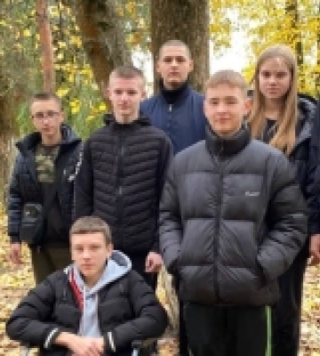 Вчителі плакали. Діти з Волині самотужки винесли однокласника з інвалідністю на гору, аби здійснити його мрію