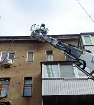В Харькове ремонтируют поврежденные ветром сети и кровли 