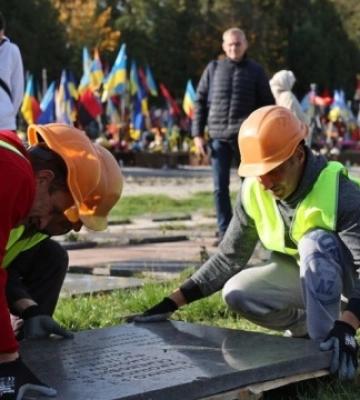 На Марсовому полі у Львові демонтують радянські меморіальні плити для подальшої ексгумації