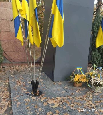 У місті на Волині викрали прапори, встановлені у пам’ять про загиблих Героїв (Фото)
