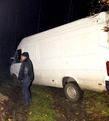 У Рівненському районі чоловік після спільного застілля викрав у знайомого мікроавтобус