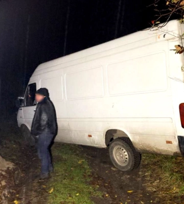 У Рівненському районі чоловік після спільного застілля викрав у знайомого мікроавтобус