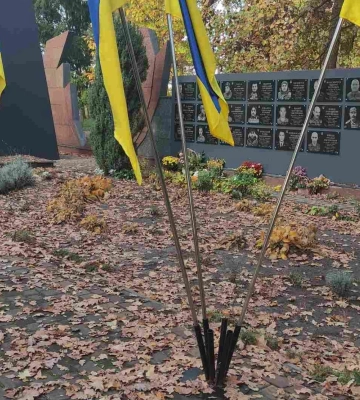 У Ківерцях невідомі поцупили 13 прапорів з Меморіалу слави та скверу Героїв 