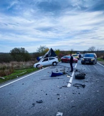 У масштабній автотрощі на Мукачівщині постраждали двоє людей