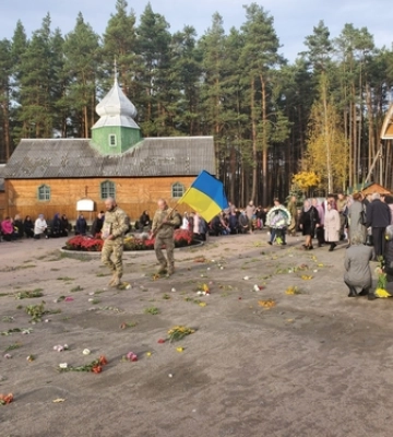 Дорогу встелили квітами: на Волині провели в останню дорогу Віталія Козея 