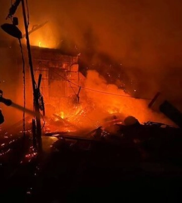 Російські війська обстріляли Нікопольський район Дніпропетровщини: зайнялась кухня та господарська споруда