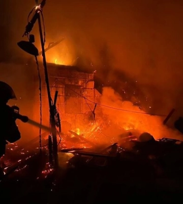Російські війська обстріляли Нікопольський район Дніпропетровщини: зайнялась кухня та господарська споруда