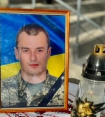 У Костополі відкрили меморіальну дошку на честь загиблого військового Андрія Петрика