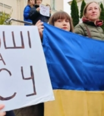 Під стінами Луцької міської ради зібралися на акцію «Дрони замість бруківки»