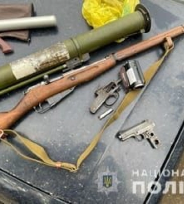 У Миколаєві правоохоронці вилучили у місцевого жителя зброю та вибухівку