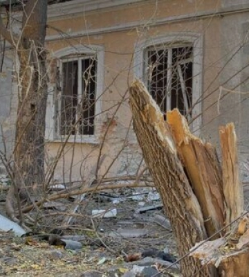 Рашисти знову вдарили по Херсону, зруйновано складські приміщення, пошкоджено автівки, поранено чоловіка